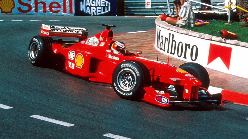 In Monaco feierte Michael Schumacher seine Pole-Premiere, Foto: Sutton