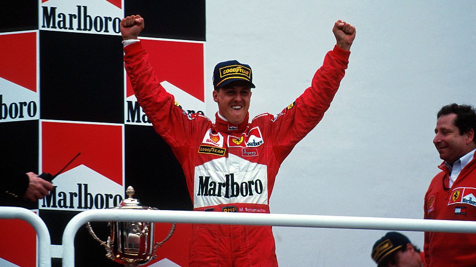 Trotz einer Kollision mit David Coulthard nimmt Michael Schumacher beim GP von Argentinien auf dem obersten Treppchen Platz., Foto: Sutton