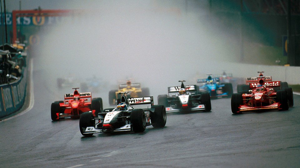 Start in den F1-Regen-Klassiker Spa 1998, Foto: Sutton