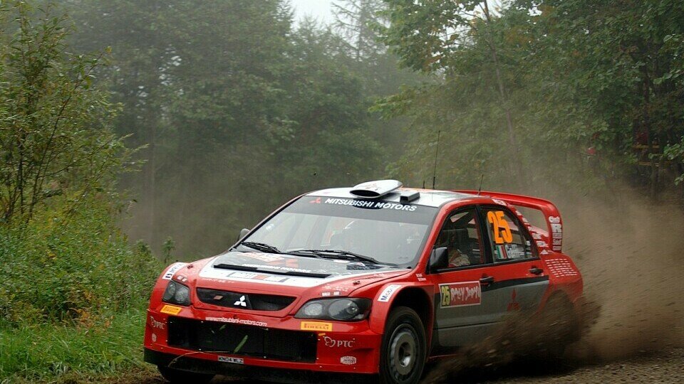 Gigi Galli muss Abschied nehmen vom Lancer WRC., Foto: Sutton Gigi Galli muss Abschied nehmen vom Lancer WRC., Foto: Sutton