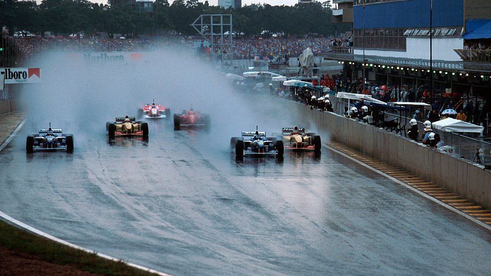 Der Brasilien GP ist für seine Regenrennen berüchtigt, Foto: Sutton