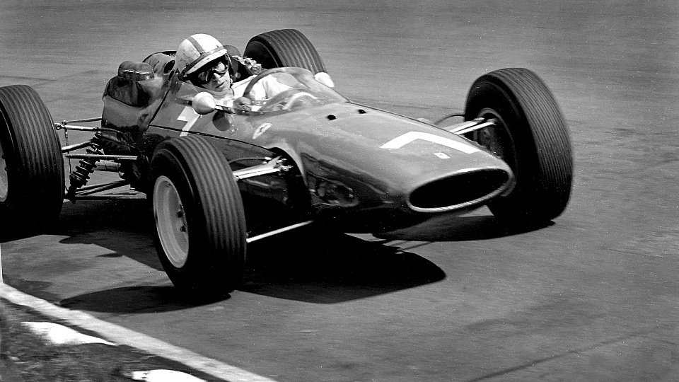 John Surtees (hier 1964) ist der älteste lebende Weltmeister der Formel 1, Foto: Sutton