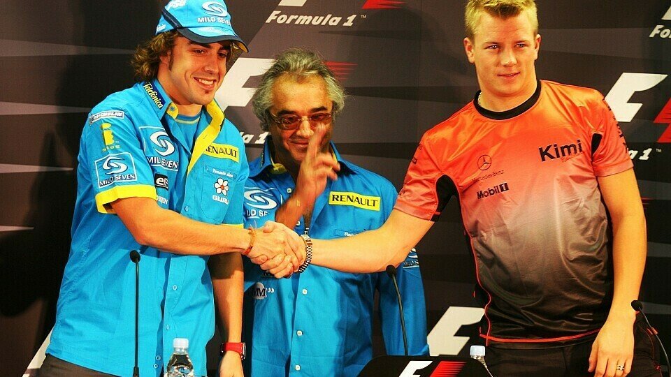 Alonso, Briatore und Räikkönen im Suzuka-Presszentrum., Foto: Sutton