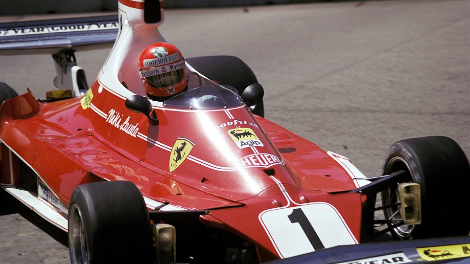 Niki Lauda 1976 im Ferrari, Foto: Sutton