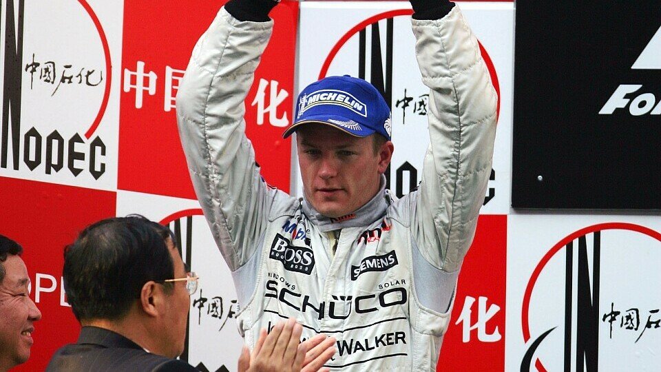 Kimi Räikkönen auf dem Siegerpodest von Shanghai., Foto: Sutton