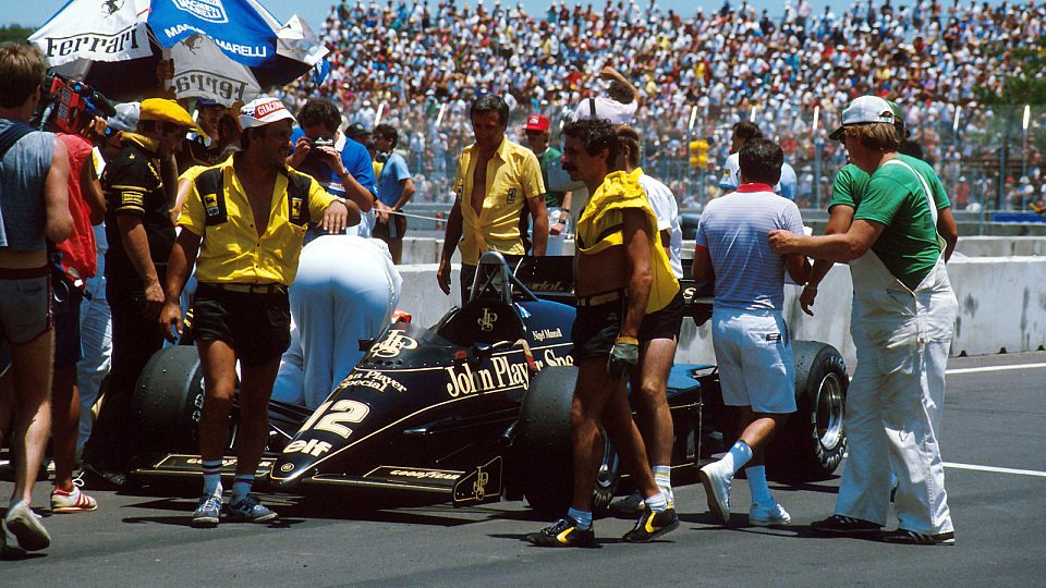 Gemessen an der sengenden Sonne konnten die Hosen von Nigel Mansells Lotus-Machanikern in Dallas 1984 gar nicht kurz genug sein, Foto: Sutton