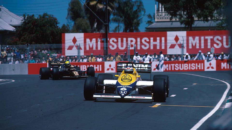 Nico Rosbergs Vater Keke wird beim Australien GP 1985 im Williams sitzend von Ayrton Sennas Lotus verfolgt, Foto: Sutton