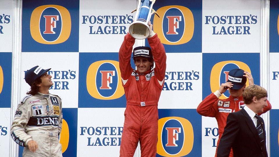 Saisonfinale 1986: Alain Prost gewinnt Rennen und WM. Nelson Piquet guckt schon ganz neidisch, Stefan Johansson mag überhaupt nicht hinsehen, Foto: Sutton