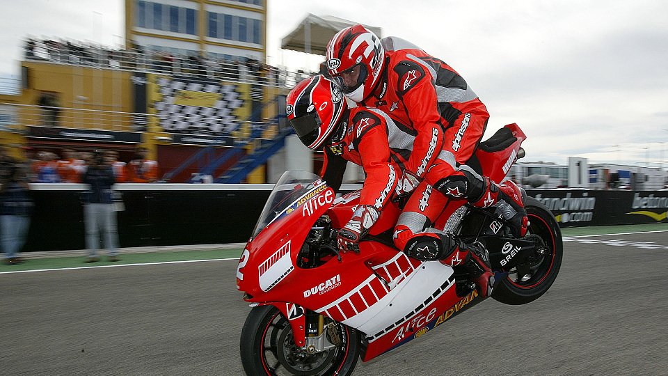 MotoGP-Fan Gerhard Berger durfte schon am Ducati-Doppelsitzer, Foto: Ducati
