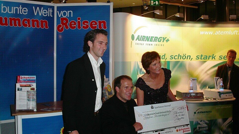Sven Heidfeld überreichte in Düsseldorf den Spendenscheck., Foto: adrivo Sportpresse