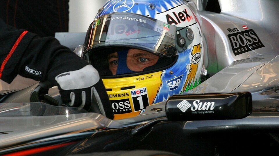 Alex Wurz nimmt ab sofort in einem dunkelblauen Auto Platz., Foto: Sutton