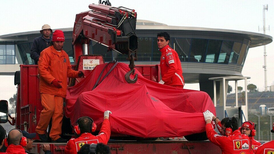 Der Ferrari wird an die Box gebracht., Foto: Sutton