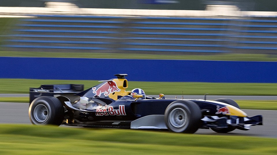 David Coulthard fuhr erste Runden mit dem Red Bull-Ferrari RB2., Foto: Red Bull Racing
