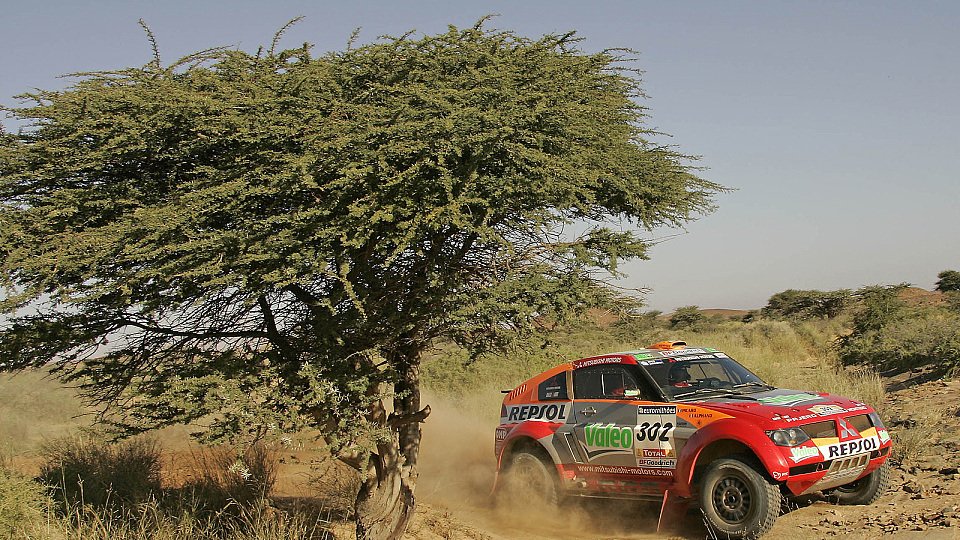 Luc Alphand führt bei der Rallye Dakar., Foto: Mitsubishi