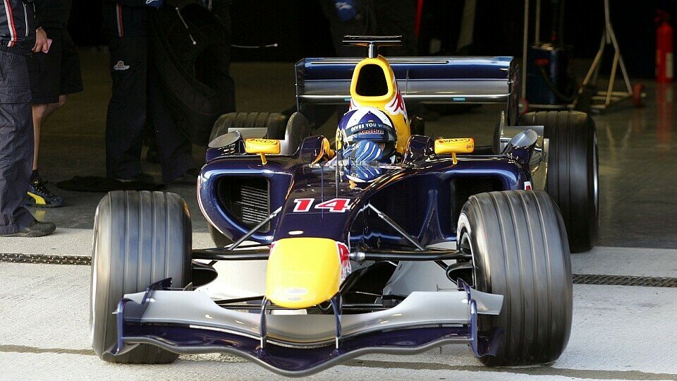 David Coulthard im neuen Red Bull-Ferrari RB2., Foto: Sutton David Coulthard im neuen Red Bull-Ferrari RB2., Foto: Sutton