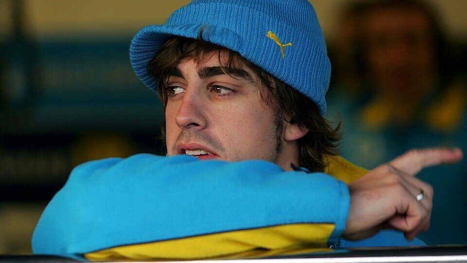 Alonso zieht Ende 2006 seinen Renault-Hut., Foto: Sutton