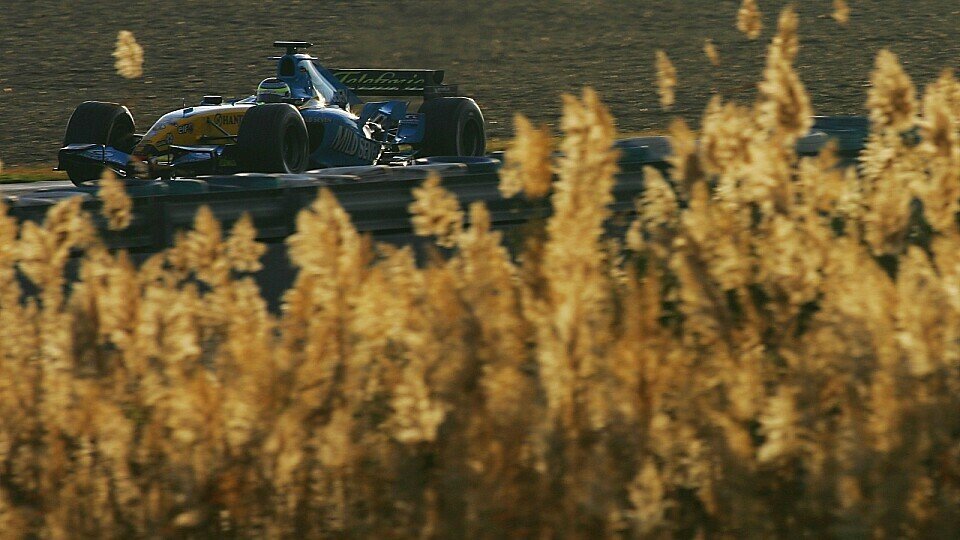 Giancarlo Fisichella wurde die Ehre der ersten Fahrt im R26 zuteil., Foto: Sutton Giancarlo Fisichella wurde die Ehre der ersten Fahrt im R26 zuteil., Foto: Sutton