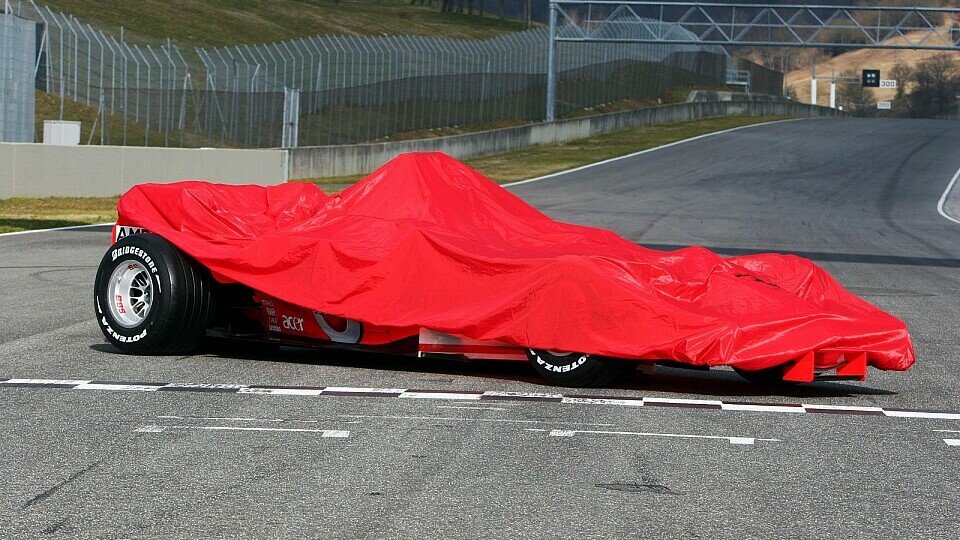 Auch heute ruht wieder ein Ferrari unter einem roten Tuch., Foto: Sutton