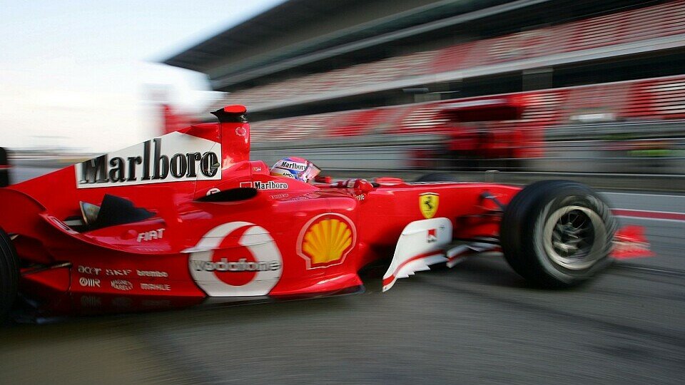 Marc Gené greift für Ferrari ins Testlenkrad., Foto: Sutton Marc Gené greift für Ferrari ins Testlenkrad., Foto: Sutton