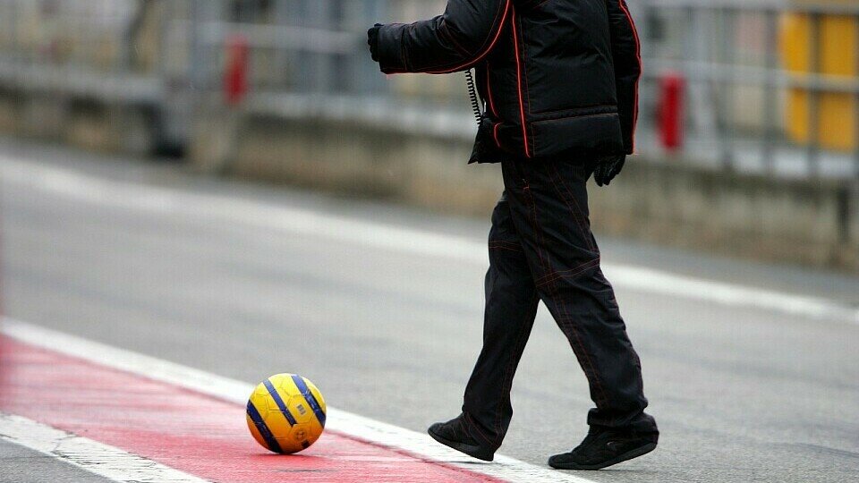 Kein gutes Zeichen für Testfahrten: Der Ball rollt..., Foto: Sutton Kein gutes Zeichen für Testfahrten: Der Ball rollt..., Foto: Sutton