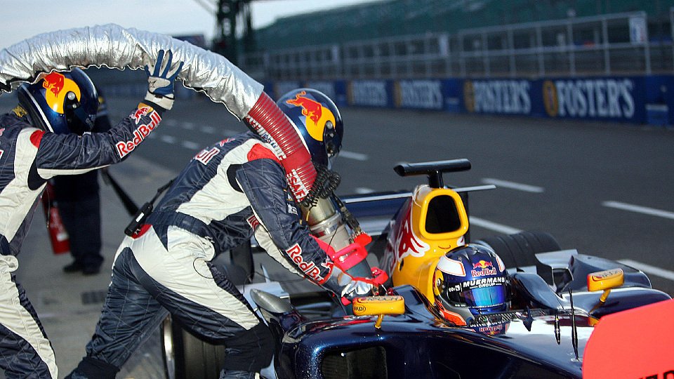 2006 wird wieder getankt und gewechselt., Foto: Red Bull Racing