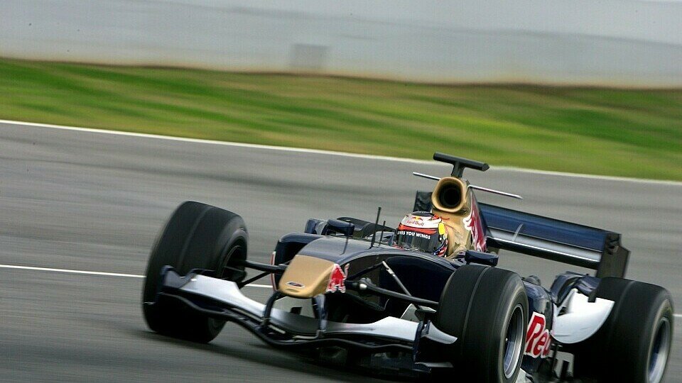 Die Scuderia Toro Rosso fährt als einziges Team mit V10-Motoren., Foto: Sutton