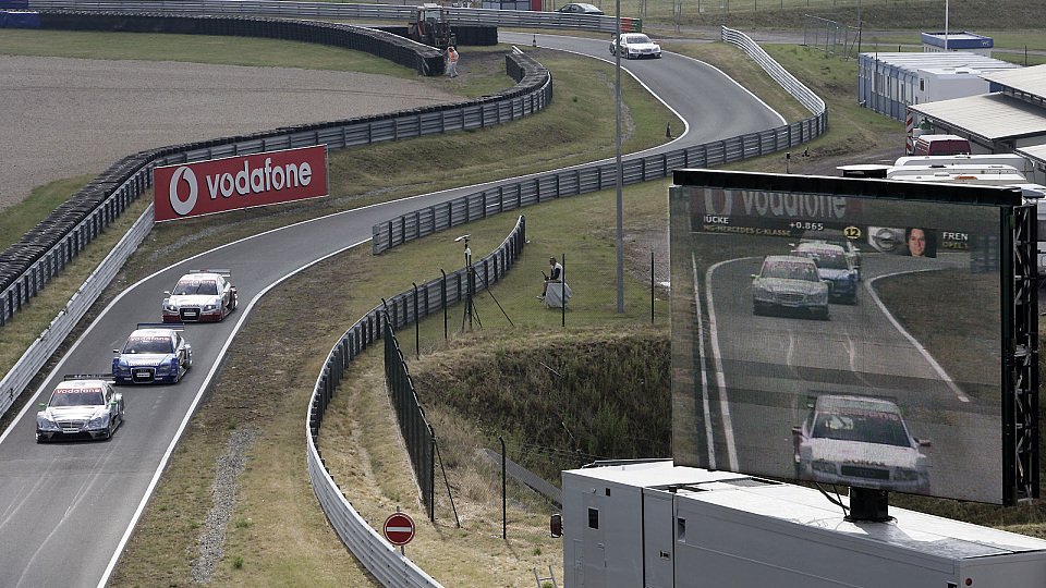 Die Leinwände werden kurzerhand umfunktioniert, Foto: DTM