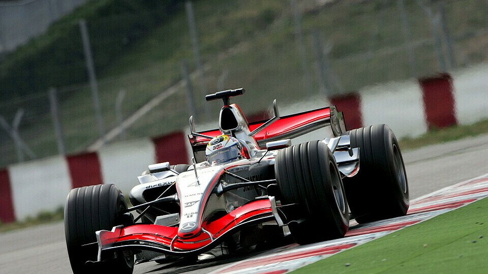 McLaren feilt noch einmal in Valencia am neuen Silberpfeil., Foto: Sutton