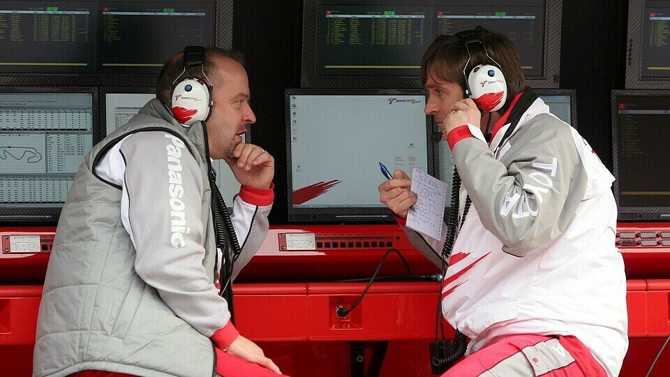 Pascal Vasselon erklärt das Problem der Schwingungsdämpfer, Foto: Sutton