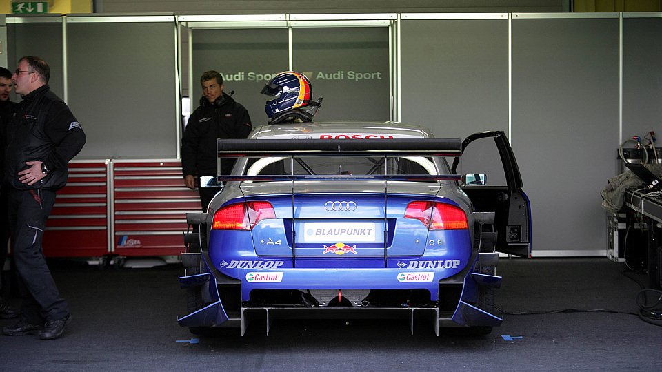 Erst spät werden die DTM-Boliden aus der Garage hervorgeholt., Foto: Audi