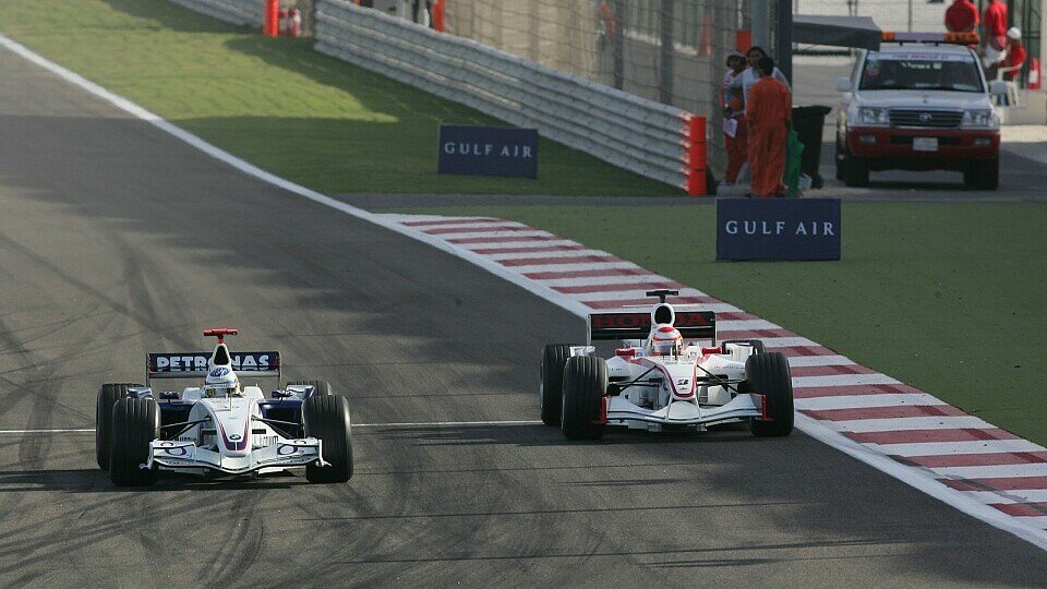 Die weißen Autos sollen in der Hitze von Malaysia besser laufen., Foto: Sutton