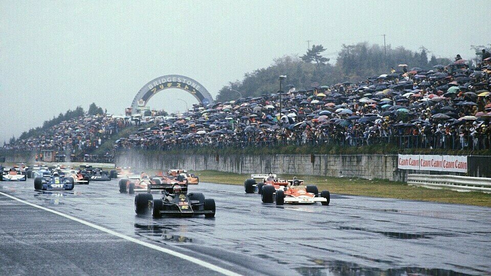 Dramatisches Finale einer unvergessenen Saison: Andretti und Hunt führen das Feld 1976 in Japan ins Rennen, Foto: Sutton