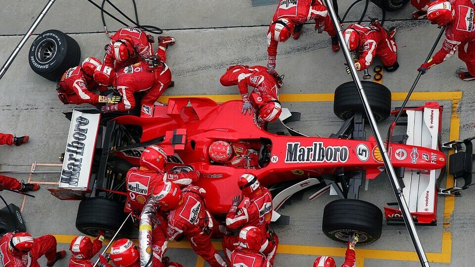 Beim ersten Boxenstop musste Schumacher warten., Foto: Sutton