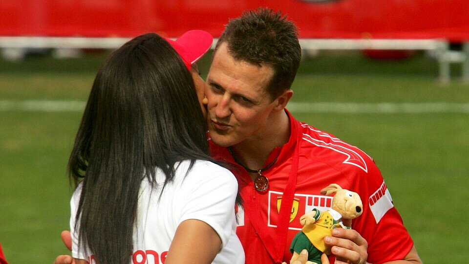 Schumacher möchte auch auf dem Podium Glückwünsche entgegen nehmen., Foto: Sutton