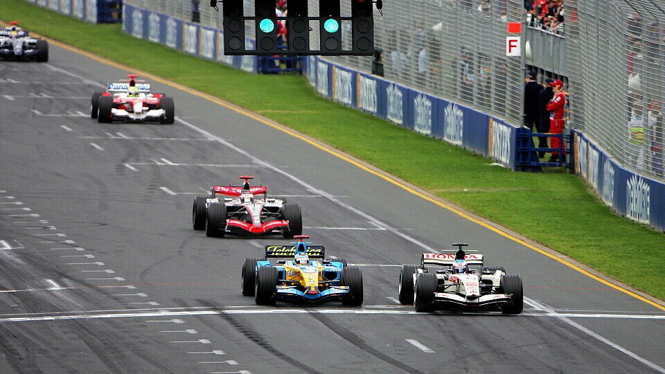Alonso setzte sich beim Re-Start gegen Button durch., Foto: Sutton