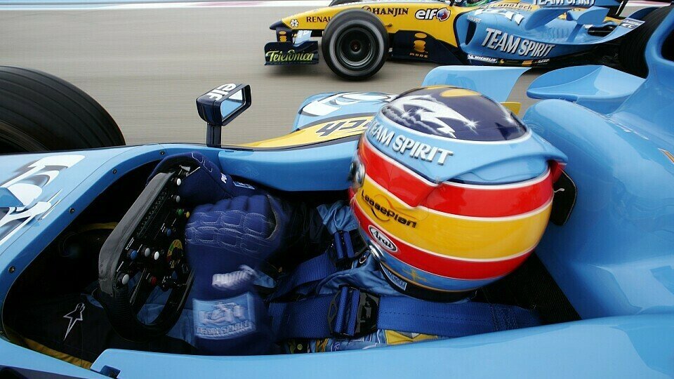 Fernando Alonso würde gerne wieder alleine fahren..., Foto: RenaultF1