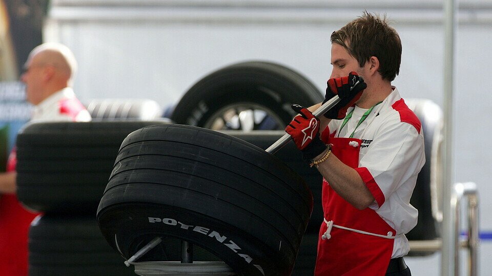 Bei Bridgestone wird hart gearbeitet, Foto: Sutton