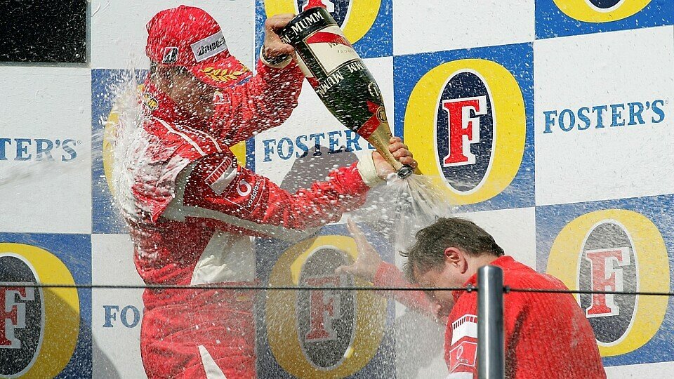 Schumacher wusste noch, wie man Champagner verspritzt., Foto: Sutton