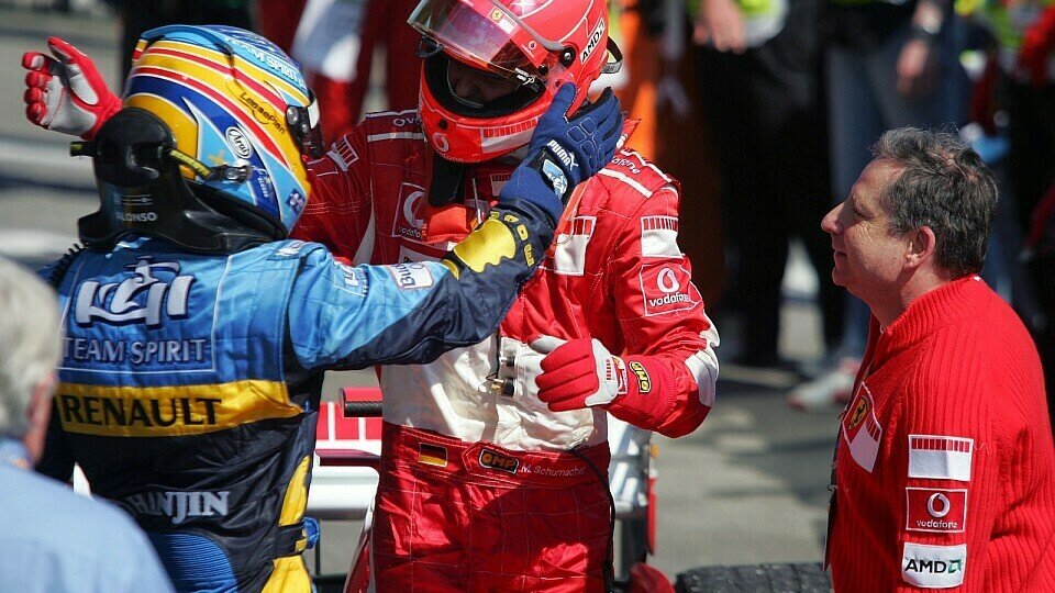 Alonso gratuliert Schumacher zum Sieg, Foto: Sutton