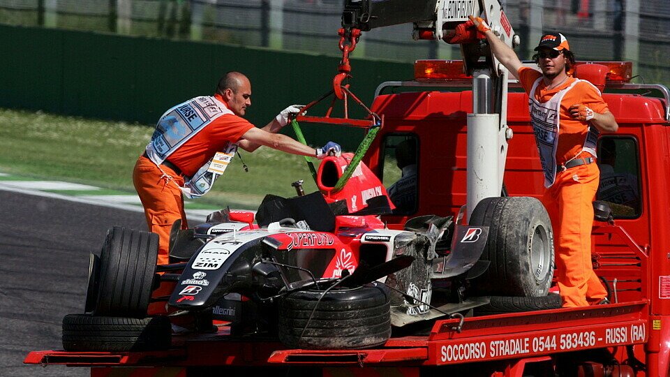 Das Duell Super Aguri gegen MF1 spitzt sich zu., Foto: Sutton Das Duell Super Aguri gegen MF1 spitzt sich zu., Foto: Sutton