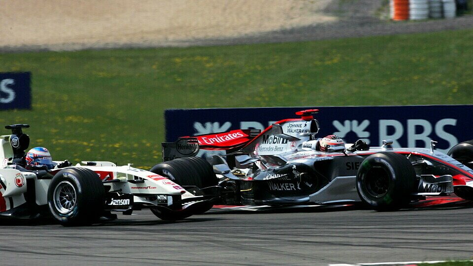 Räikkönen zeigte ein starkes Manöver gegen Button., Foto: Sutton