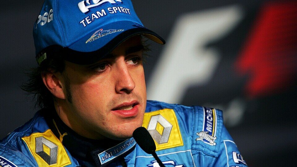 Fernando Alonso stand bei der FIA-PK Rede und Antwort., Foto: Sutton Fernando Alonso stand bei der FIA-PK Rede und Antwort., Foto: Sutton