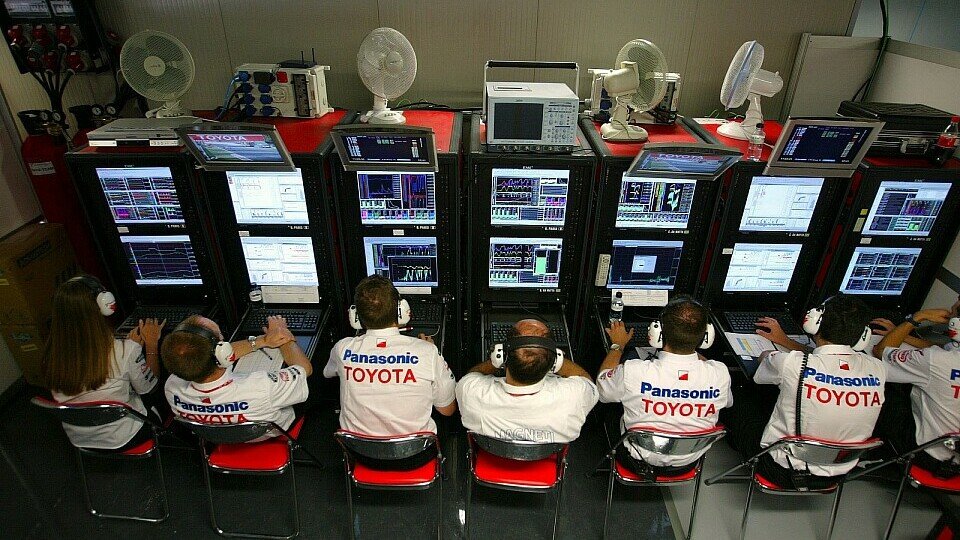 Kein einfacher Job: Daten-Ingenieure müssen das gesamte Rennen über hochkonzentriert sein, Foto: Sutton