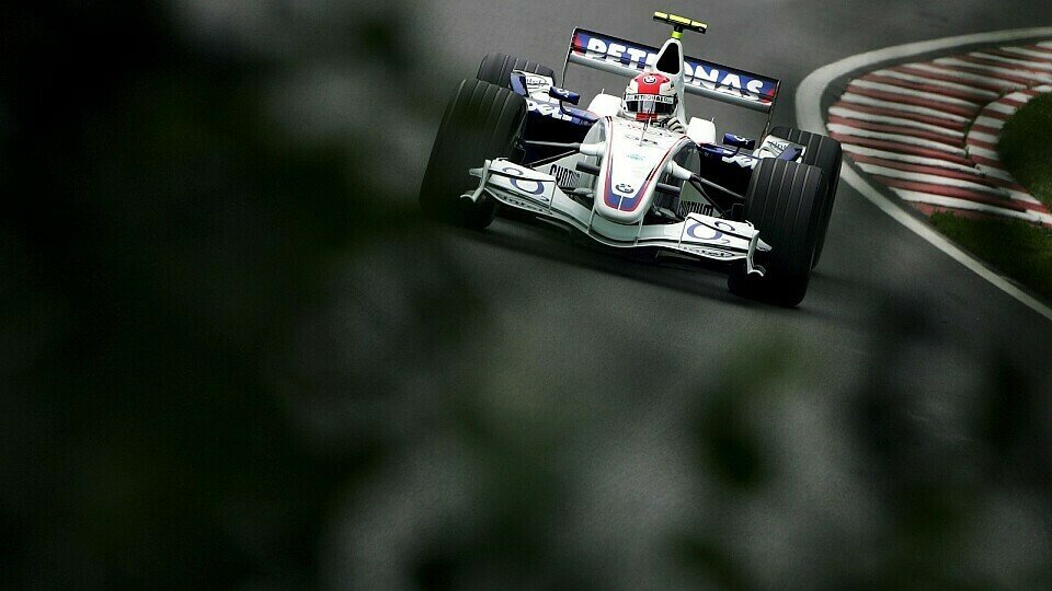 Nach dem WM-Aus hält Robert die polnische Flagge hoch., Foto: Sutton