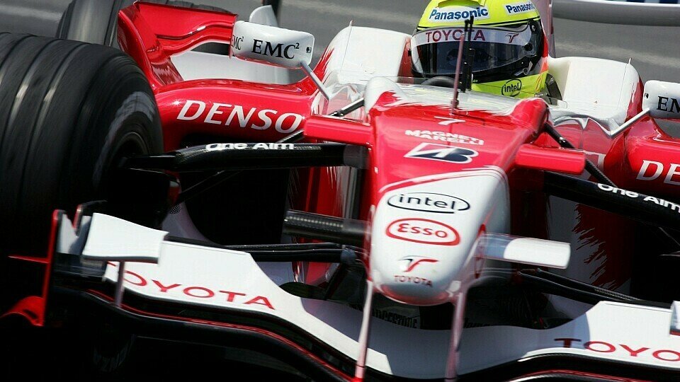 Ralf baut auf den TF106B., Foto: Sutton