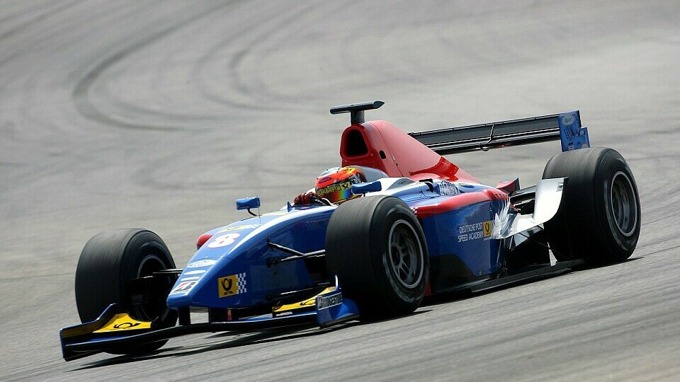 Timo wartet gut gelaunt auf das nächste Rennen., Foto: Gp2 Series Timo wartet gut gelaunt auf das nächste Rennen., Foto: Gp2 Series