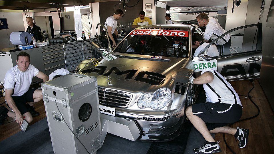 Die zusätzlichen Bleiplatten am Mercedes dürfen abmontiert werden., Foto: DTM