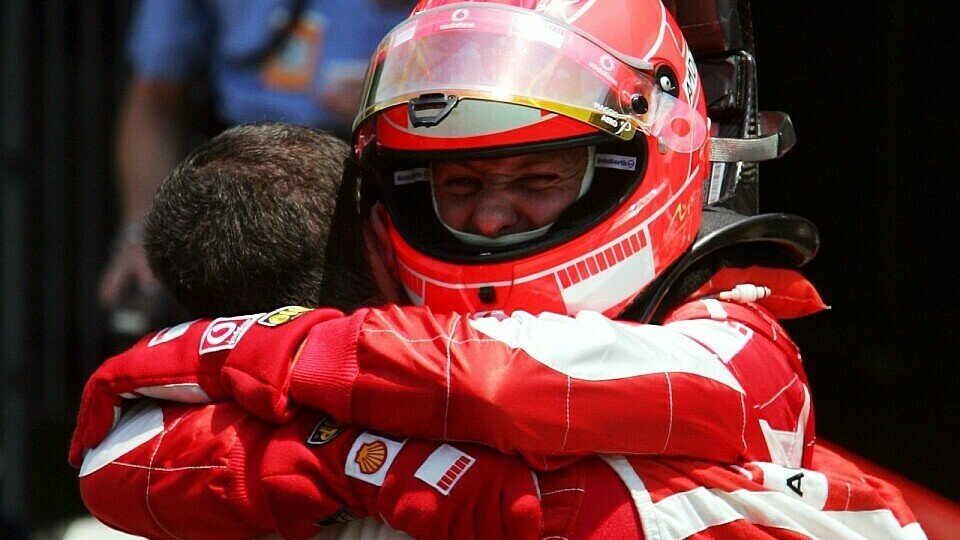 Michael Schumacher durfte über eine klare Bestzeit jubeln, Foto: Sutton