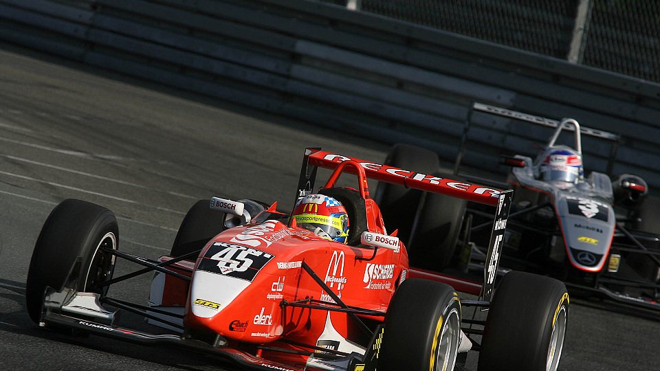 Dominik Schraml hat die Technik fest im Griff, Foto: F3 Euroseries Dominik Schraml hat die Technik fest im Griff, Foto: F3 Euroseries