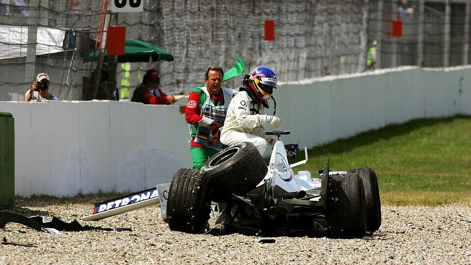 Jaques Villeneuve beendete das Rennen in den Reifenstapeln, Foto: Sutton